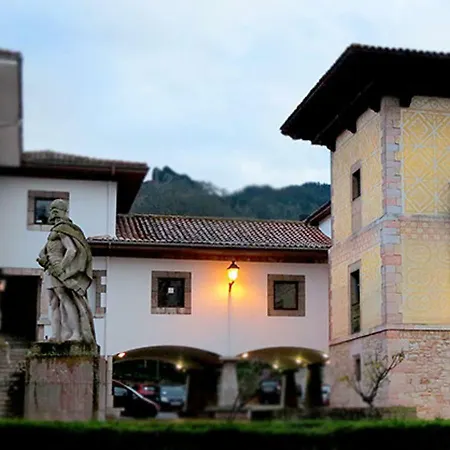 Cangas Plaza * Onís